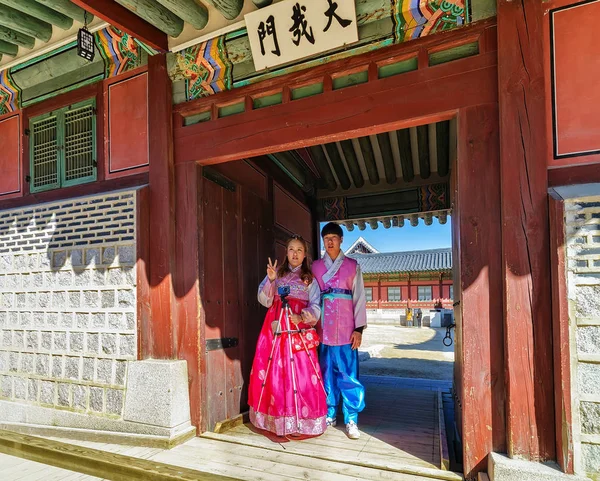 Jóvenes con trajes tradicionales en el Palacio Gyeongbokgung de Seúl — Foto de Stock