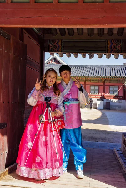 Jóvenes con trajes tradicionales coreanos cerca del Palacio Gyeongbokgung Seúl — Foto de Stock