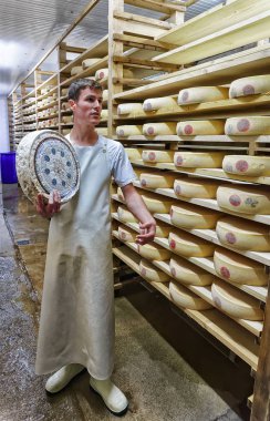 İşçi de Comte Gruyere Peynir günlük tutar.