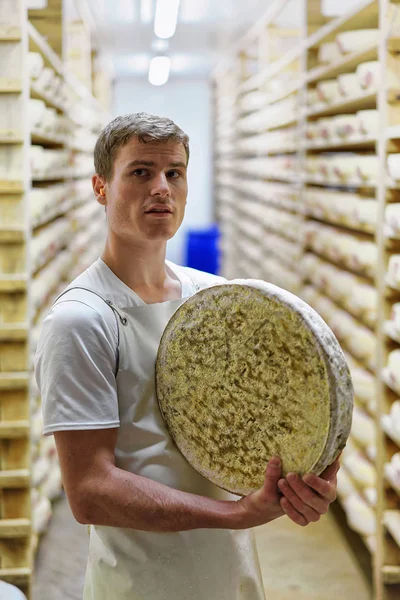 Ruota operaia del formaggio Comte presso la panetteria Franche Comte — Foto Stock