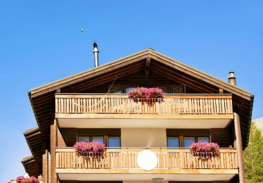 Chalet resort City Zermatt balkonlarda çiçekli