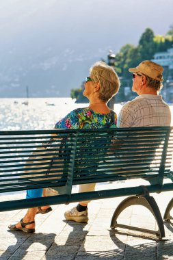 Ascona İsviçre bankta oturan Çift