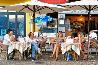 İsviçre Ascona şehirdeki sokak Restoran rahatlatıcı insanlara