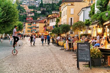 Rahatlatıcı ve Ascona Street restoranlarda yemek insanlar