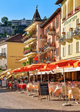 Sokak restoran Ascona kasaba İsviçre