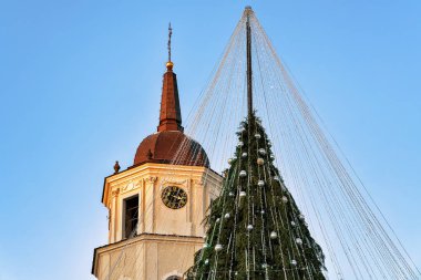 Dekorasyon ve katedral Meydanı Vilnius üzerinde çan kulesi ile Noel ağacı