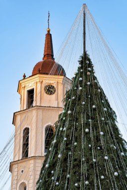 Dekorasyon ve çan kulesi katedral Meydanı ile Noel ağacı