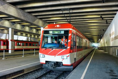 Kalabalık demiryolu de tren istasyonu Zermatt İsviçre