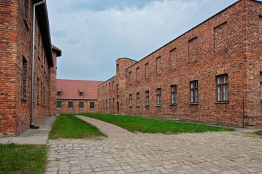 Auschwitz toplama kampındaki yatakhane.