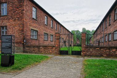 Auschwitz toplama kampında içine giriş kapısı