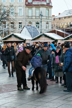 Katedral Meydanı Vilnius Noel pazarında midilli sürme