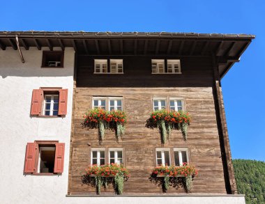 Zermatt tatil İsviçre balkonlarda çiçekli dağ evi