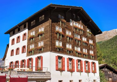 İsviçre Zermatt beldesinde balkonlarda çiçekli dağ evi