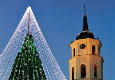 Noel ağacı ve katedral çan Vilnius akşam