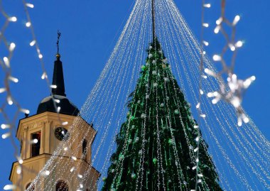 Noel ağacı süslemeleri ve çan kulesi Katedral Meydanı Vilnius