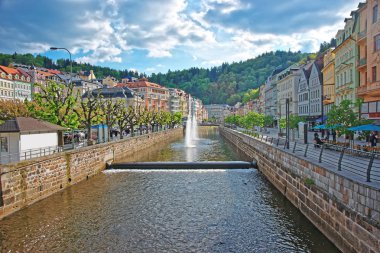 Çeşme ve Opera Binası ve mesire Karlovy Vary