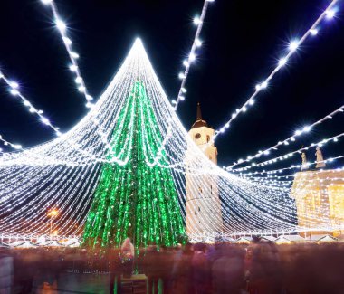 Vilnius 'ta insanlar Noel pazarı ve çelenk ile Xmas ağacı 