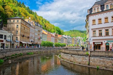 Tepla Nehri ve onun Promenade Karlovy Vary