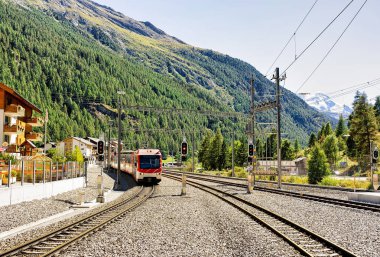 Zermatt İsviçre tren istasyonunda tren
