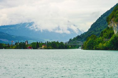 Bern İsviçre dağ gölü Brienz ve Brienzer Rothorn Köprüsü