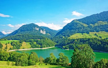 Lake Rathausgasse ve Prealps Gruyere bölgesinde Canton Fribourg İsviçre