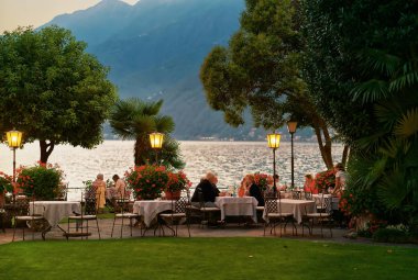 Ascona İsviçre tipik kaldırım restoranda yemek insanlar