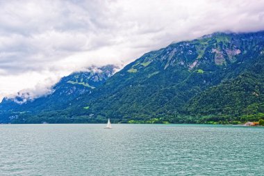 Yelkenli Brienz Gölü ve Brienzer Rothorn dağ Bern İsviçre