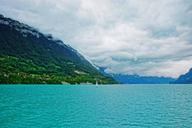 Yelkenli dağda Brienz Gölü ve Brienzer Rothorn Bern İsviçre