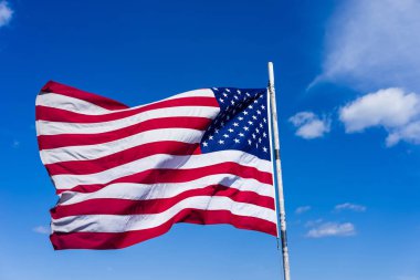 Boston gökyüzü önünde Amerikan ulusal bayrak