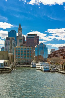 Boston manzarası ve mooored gemi İskelesi '