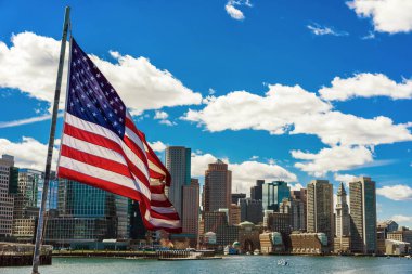 Boston manzarası ve Amerika Birleşik Devletleri ulusal bayrak