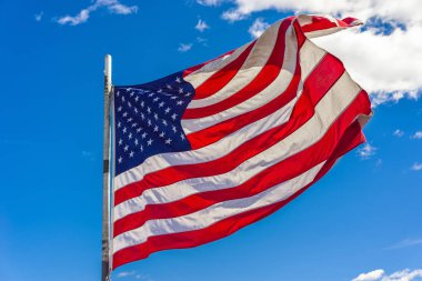 Bayrak Boston gökyüzü önünde Amerika Birleşik Devletleri