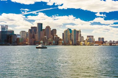 Arka planda bir Boston manzarası ile feribot tekne yüzen