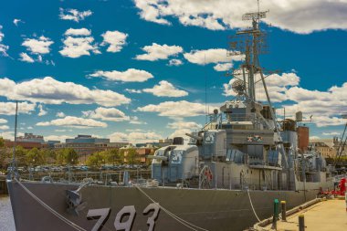 Boston'da demirlemiş Uss Cassin genç gemiyi önü