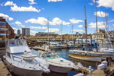 Uzun Wharf ve yelkenli ve yatlar Customhouse bloğu