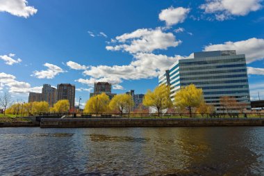North Point Parkı ve Charles River Cambridge modern binalar