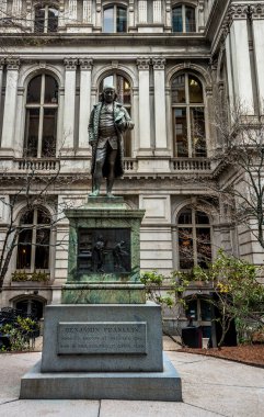 Boston şehir merkezine Benjamin Franklin heykeli ile eski Belediye Binası