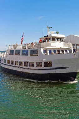 Boston'da nehri geçerken feribota insanlara