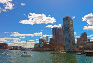 Boston ve güneşli gün boyunca yüzen gemi manzarası