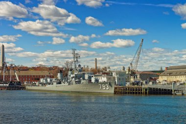 USS Cassin Boston Donanması'ndapek demirleyen genç
