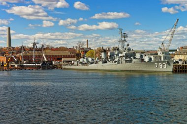 USS Cassin Boston tersanede demirleyen genç