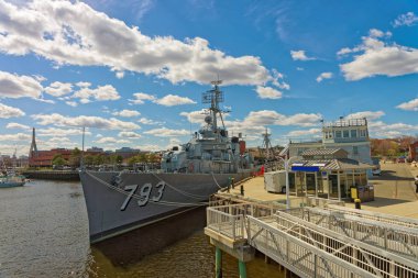 Boston'da pier yakınındaki demirlemiş Uss Cassin genç gemiyi
