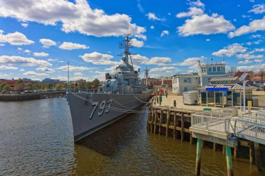Boston'da rıhtımın demirlemiş Uss Cassin genç gemiyi