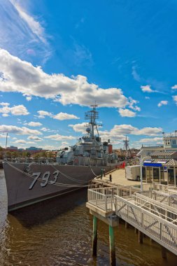 Boston'da iskelede demirlemiş Uss Cassin genç gemiyi