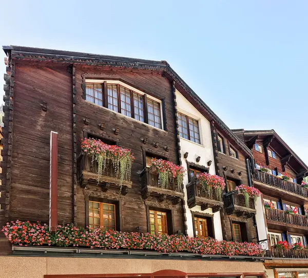 Chalets con flores en balcones en ciudad turística Zermatt Suiza —  Fotos de Stock