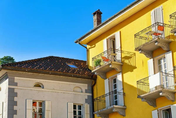Evler çatı üstleri İsviçre Ascona Ticino'deki/daki oteller — Stok fotoğraf