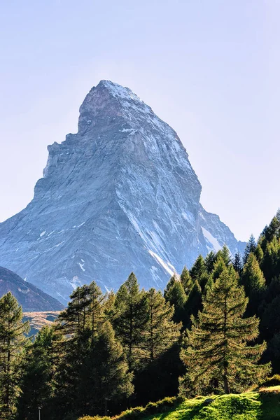 Matterhorn montanha e floresta verde em Zermatt, na Suíça — Fotografia de Stock