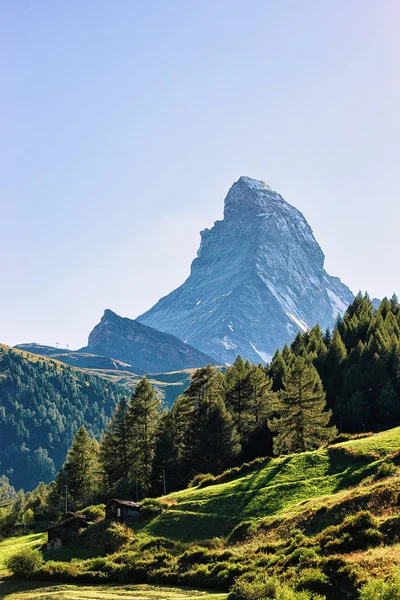 Matterhorn montaña y valle con chalets en Suiza — Foto de Stock