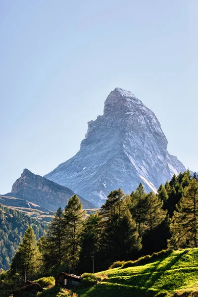 Montaña Matterhorn con valle y chalet en Zermatt en Suiza — Foto de Stock