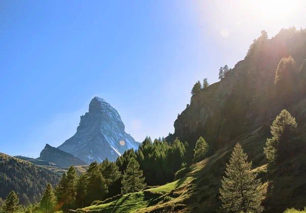 Montanha Matterhorn em Zermatt, Suíça, com clarão de sol — Fotografia de Stock